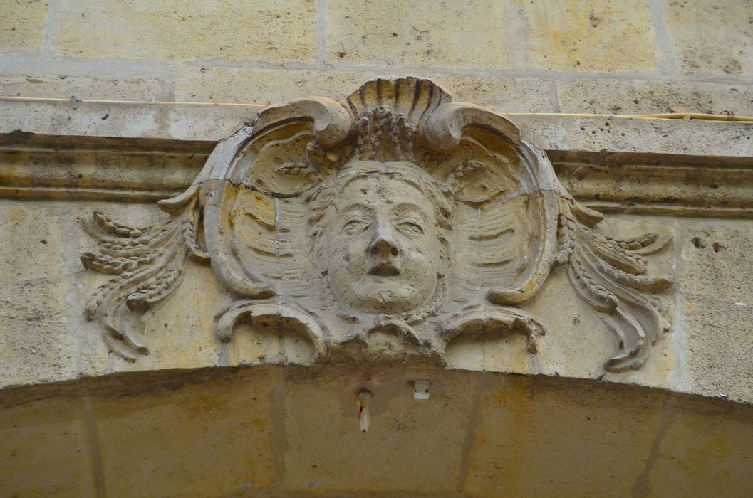 façade sur rue, détail d’une agrafe : l’été