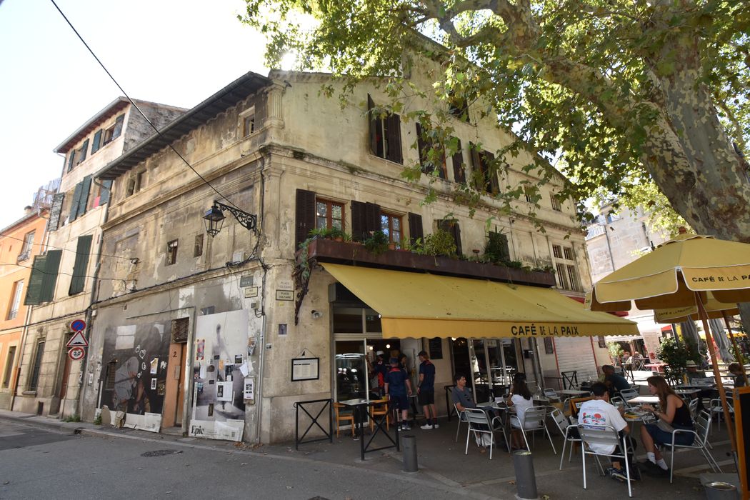 façade nord sur la place Voltaire et est sur la rue Portagnel