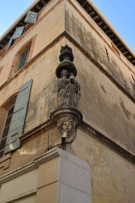 façades sur rues, détail de la niche d’angle