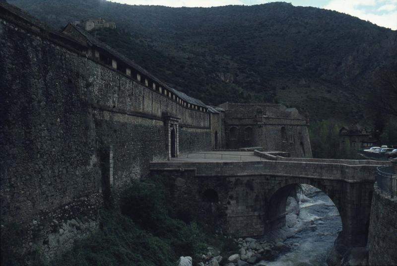 Porte de France sur les remparts et pont sur la Têt