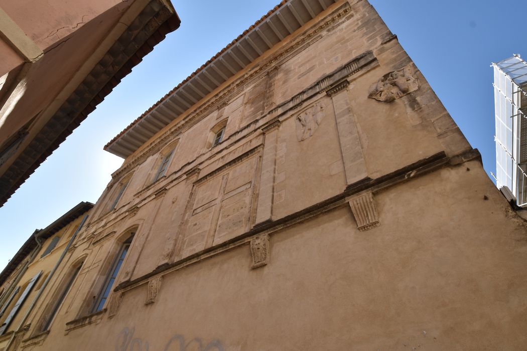 façade latérale sur la rue Belachou, vue partielle