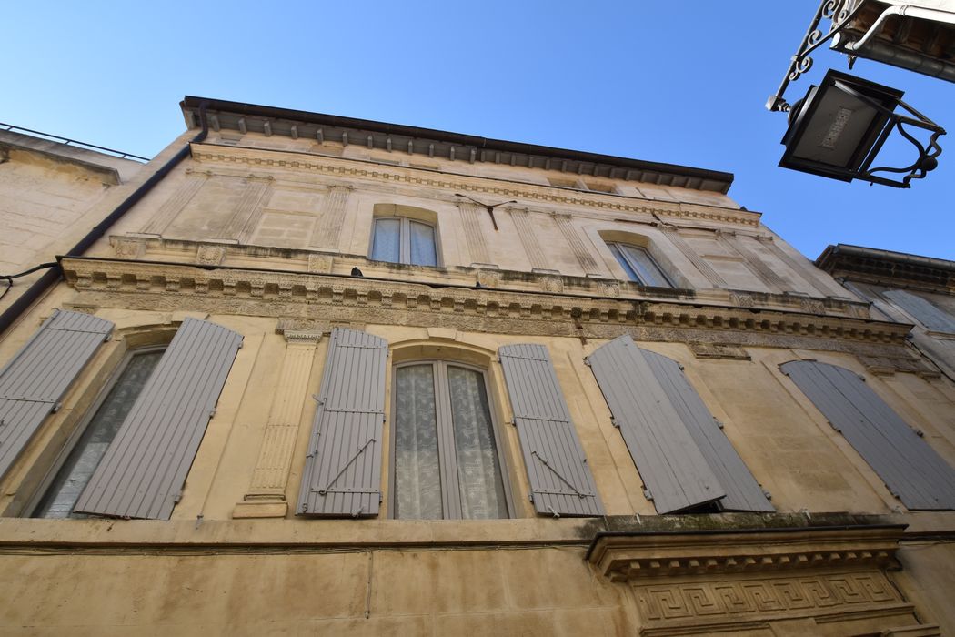 façade sur rue, vue partielle