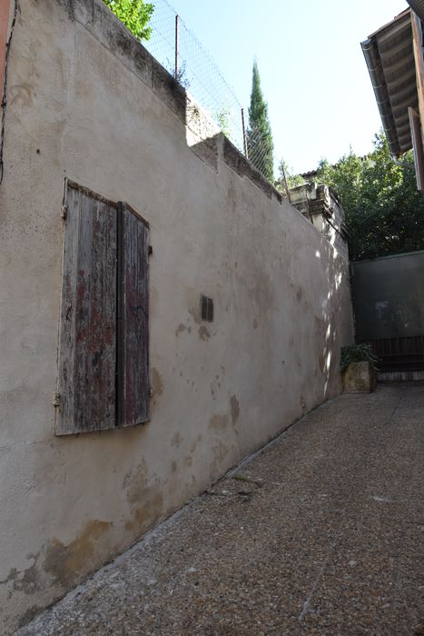 mur de clôture sur l’impasse donnant sur la rue des Arènes à proximité du n°11