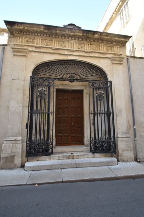 portail d’accès sur la rue Diderot à la cour intérieure