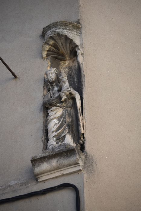 façade sur la rue du rond-point des Arènes, détail de la niche d’angle au 1er niveau