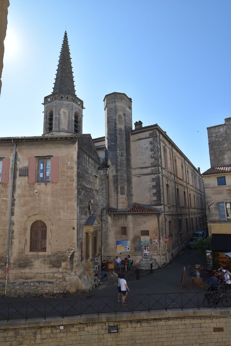 vue partielle des bâtiments depuis les arènes