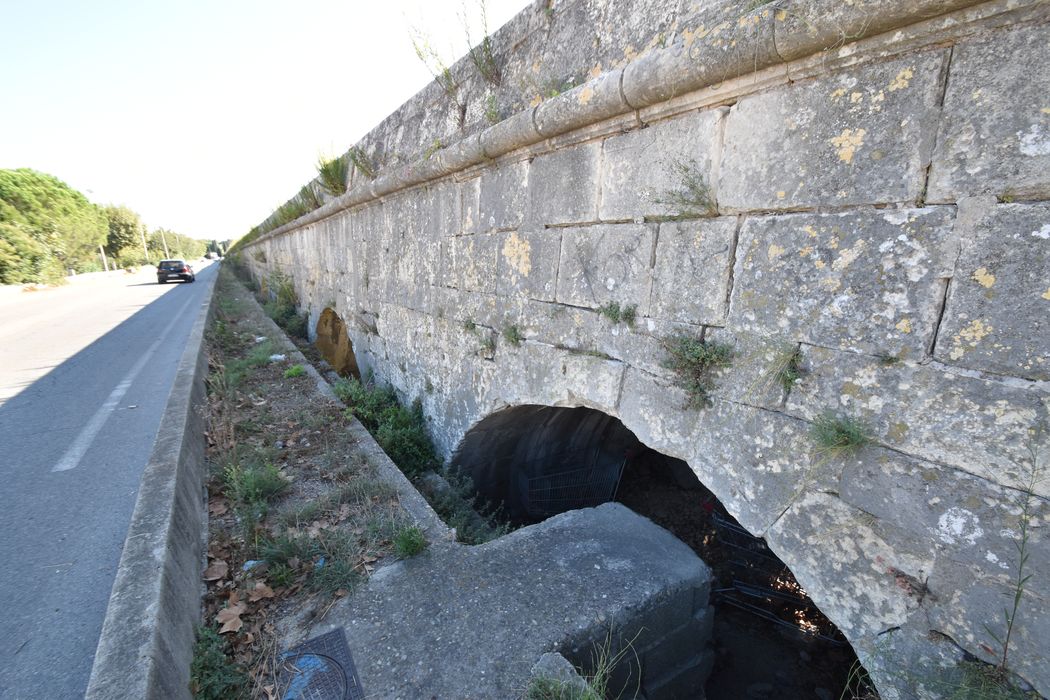 vue partielle de l’aqueduc le long de la route de la Crau, élévation nord-est