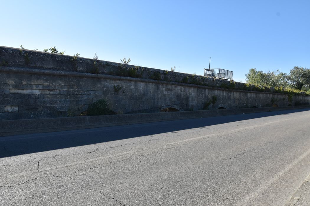 vue partielle de l’aqueduc le long de la route de la Crau, élévation nord-est