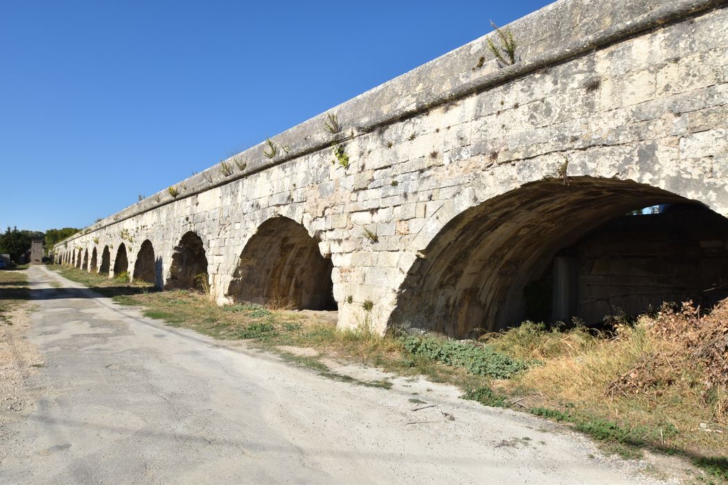 vue partielle de l’aqueduc le long de la route de du chemin des Arcades, élévation sud-ouest