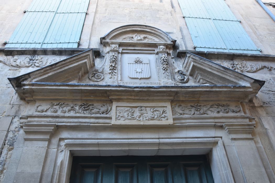 façade sur rue, porte d’accès, détail du tympan