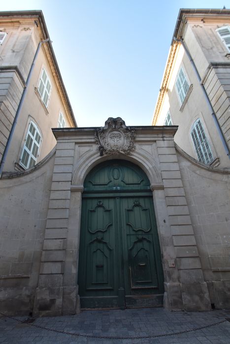 portail d’accès monumental sur rue à la cour d’honneur