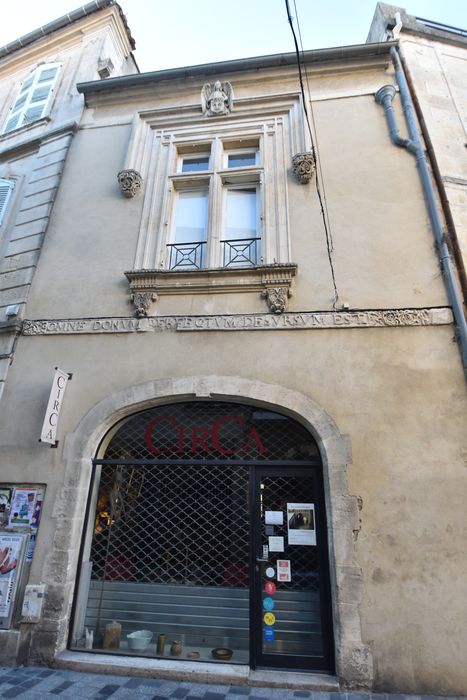 façade sur rue du n°2