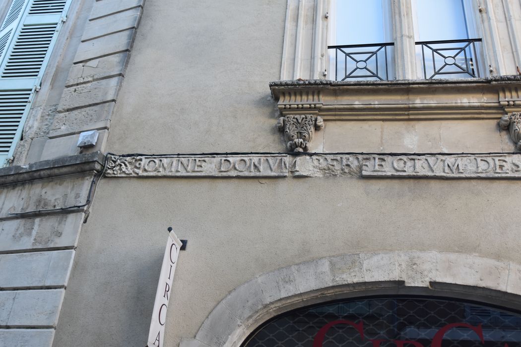 façade sur rue du n°2, détail de l’inscription