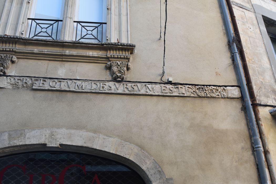 façade sur rue du n°2, détail de l’inscription