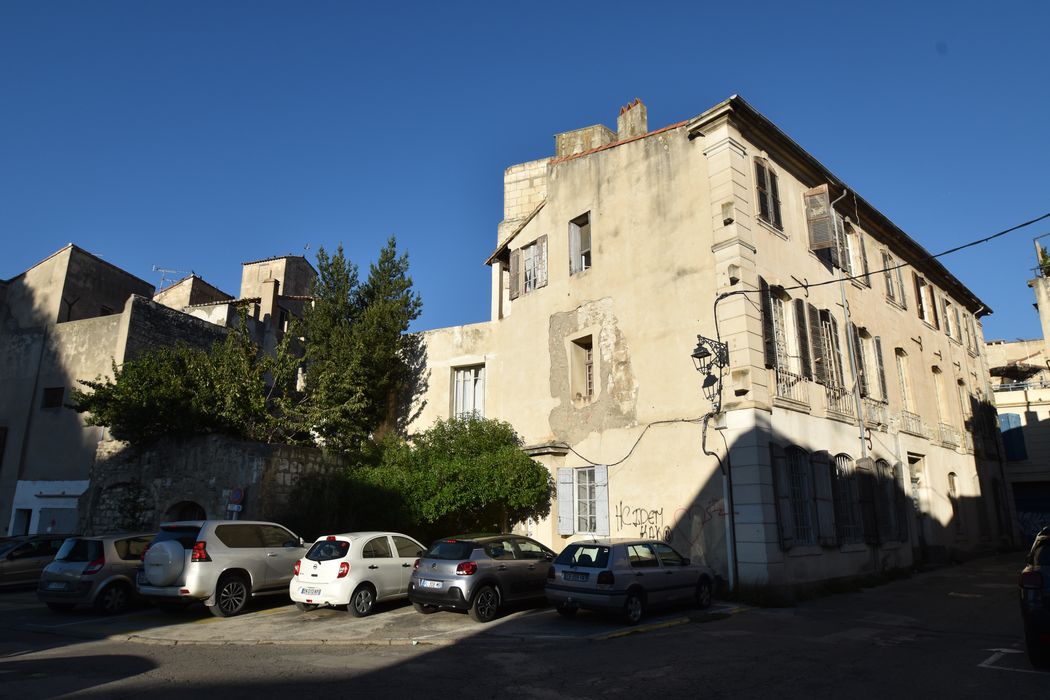 vue générale des façades sur les rues Élie Giraud et du Port