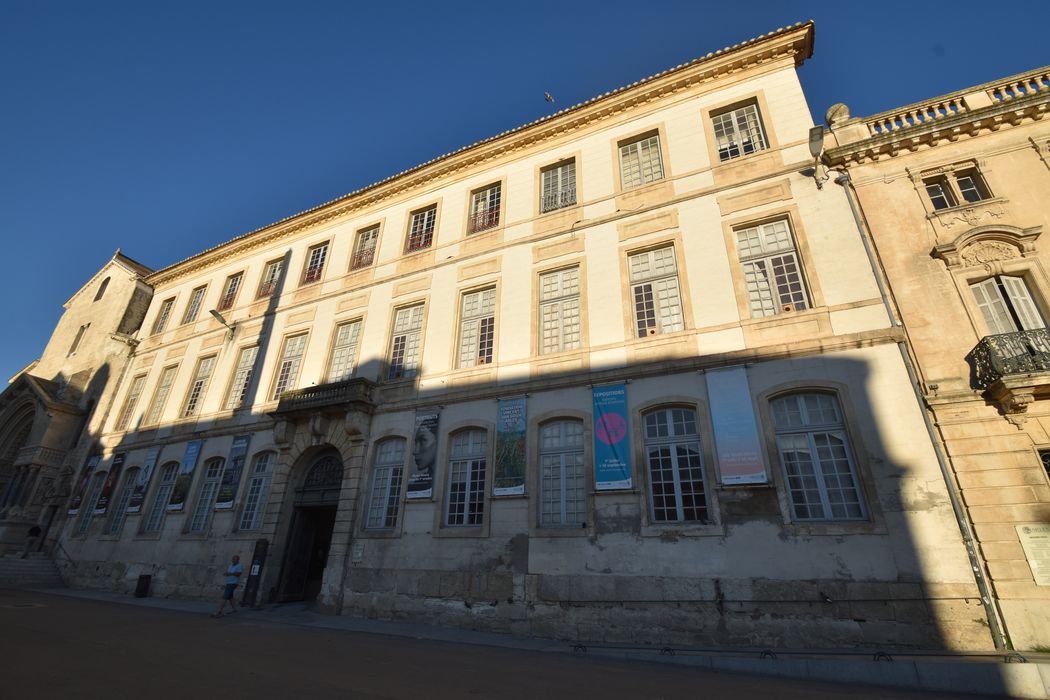 bâtiment ouest (palais épiscopal) sur la place de l’Hôtel-de-Ville fermant la cour intérieure