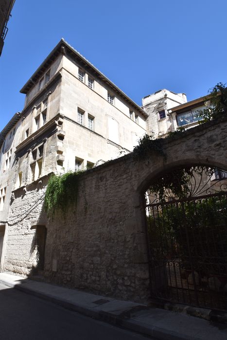 vue générale des façades depuis la rue