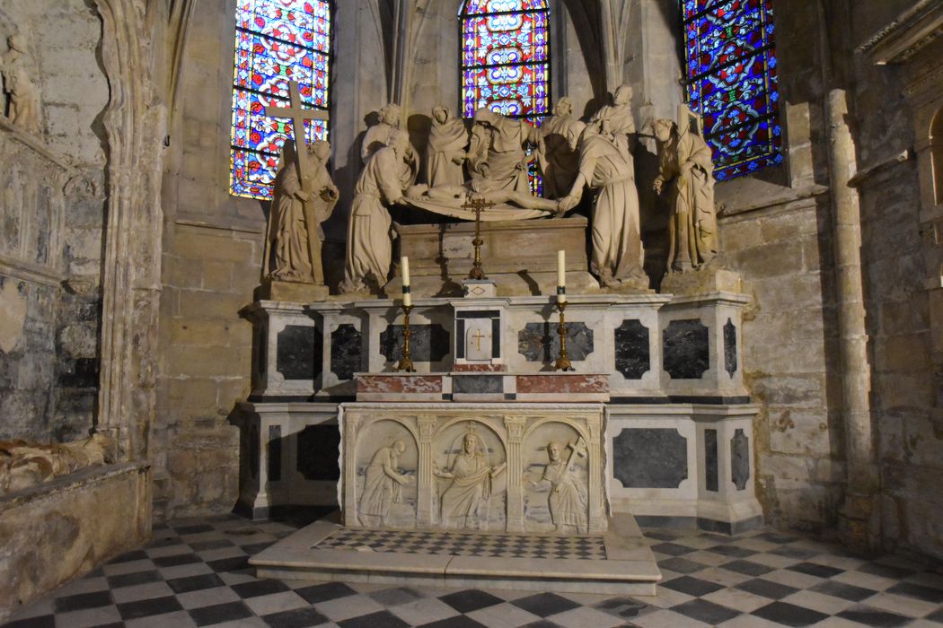 groupe sculpté : Mise au tombeau (la), table d’autel