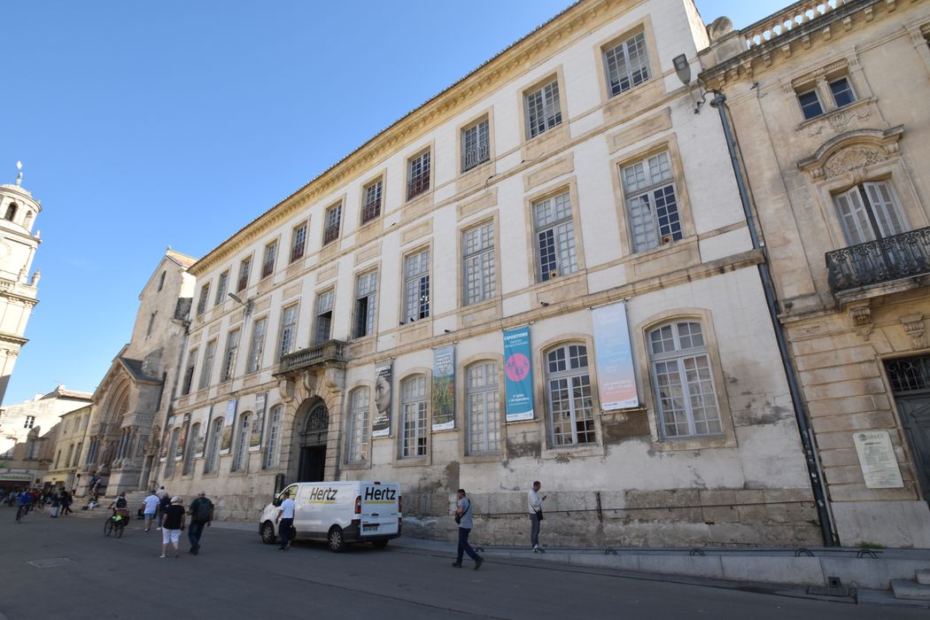 bâtiment ouest (palais épiscopal) sur la place de l’Hôtel-de-Ville fermant la cour intérieure