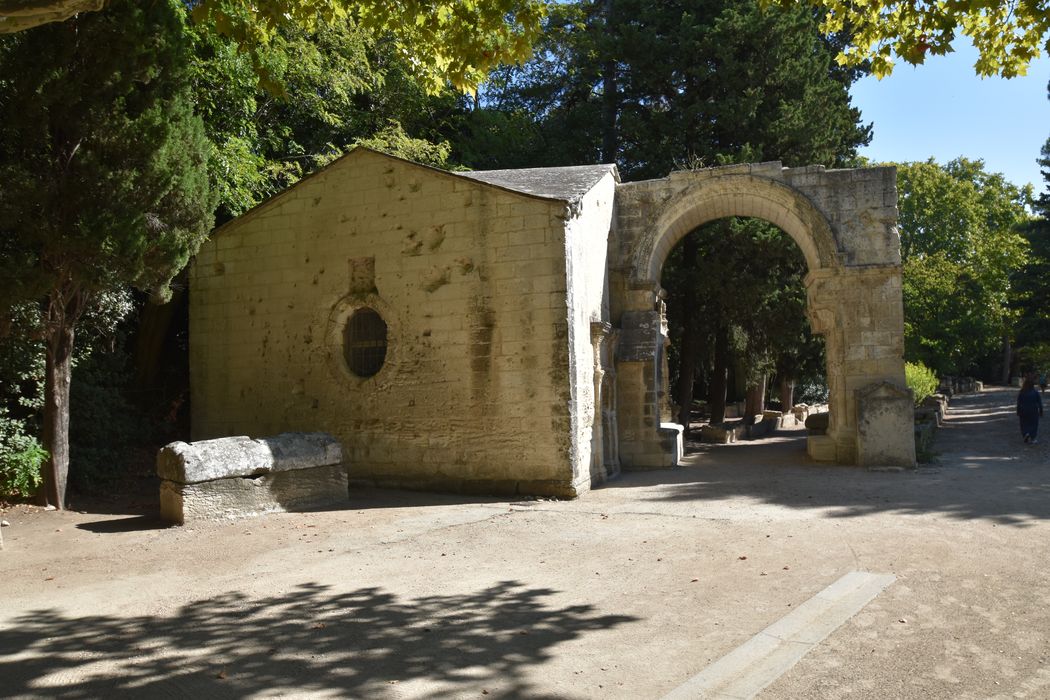 chapelle Saint-Arcuse, élévation ouest et l’arc roman de l’ancienne église Saint-Césaire-le-Vieux