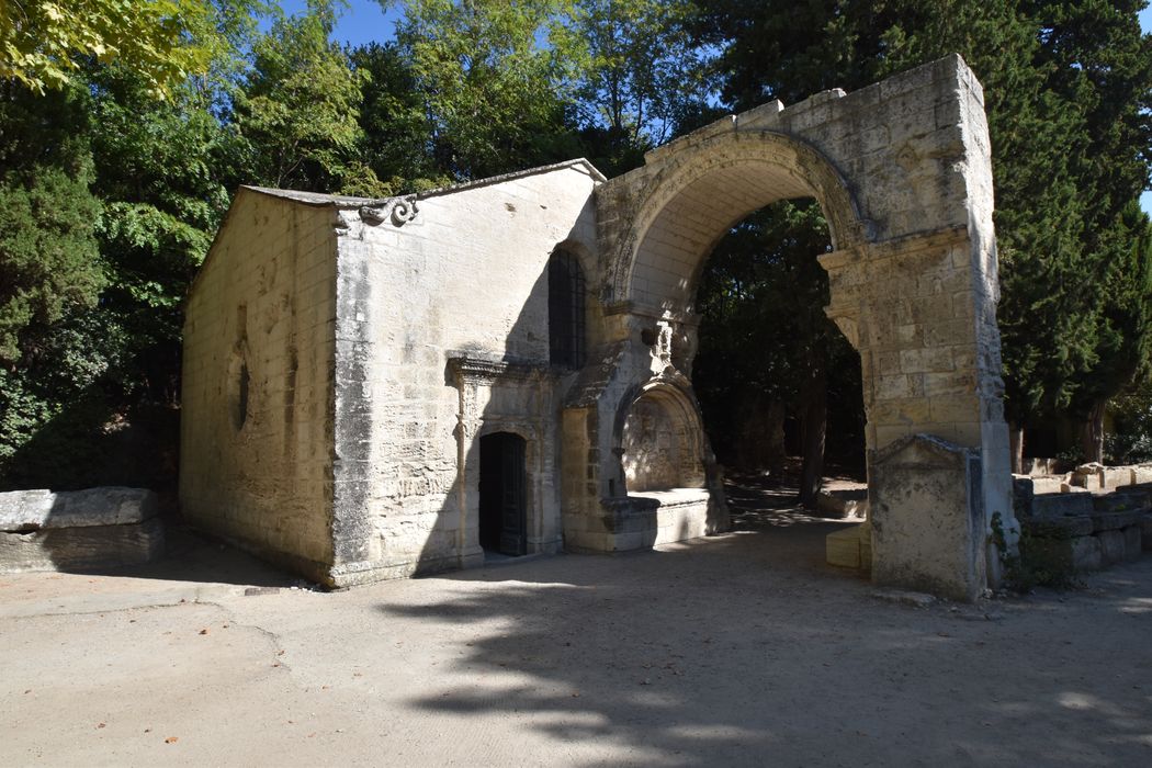 chapelle Saint-Arcuse, élévations sud et ouest, arc roman de l’ancienne église Saint-Césaire-le-Vieux