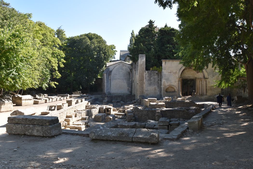 enclos funéraire autour de l’église Saint-Honorat