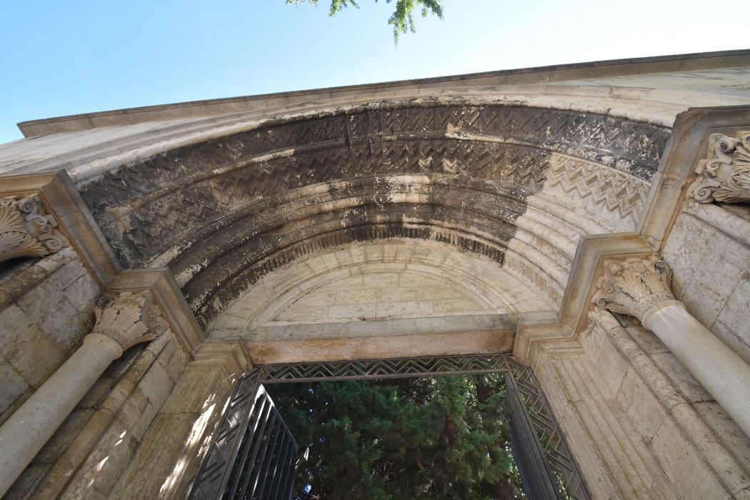 église Saint-Honorat, ancien portail d’accès ouest, vue partielle