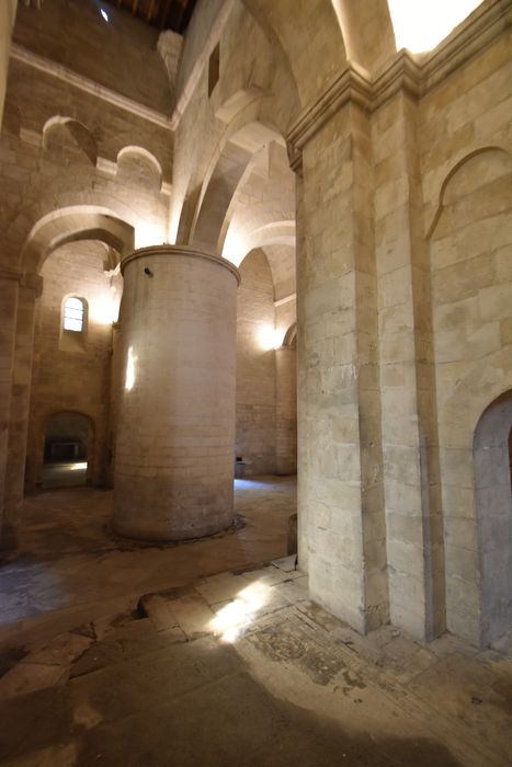 église Saint-Honorat, un des piliers de la croisée du transept