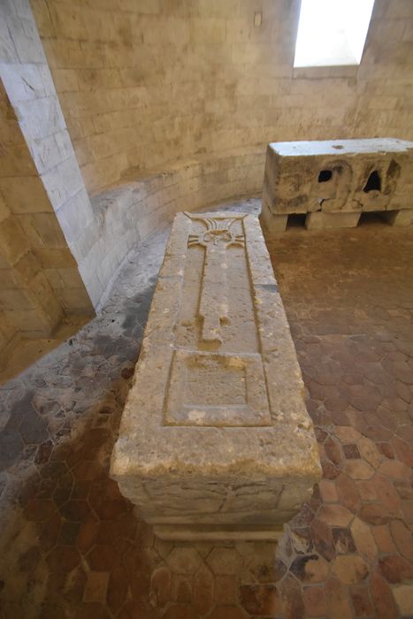 sarcophage (fragment) – partie supérieure du sarcophage correspondant à l’image 80l088685