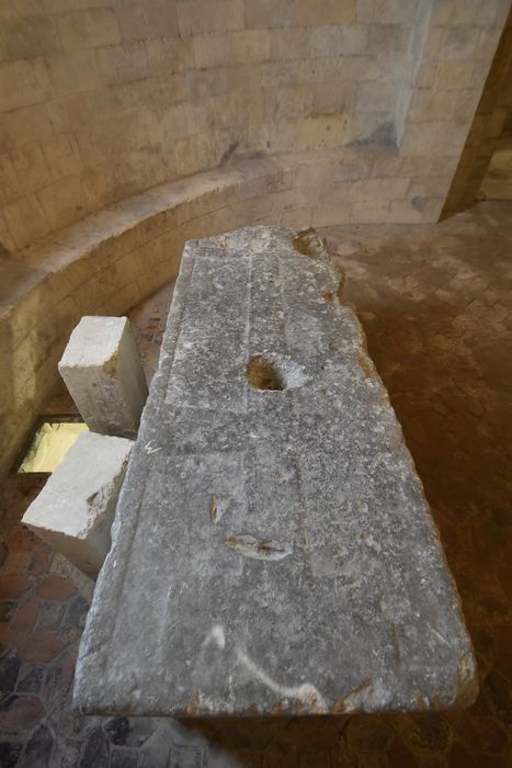 sarcophage – partie supérieure du sarcophage correspondant à l’image 80l088687