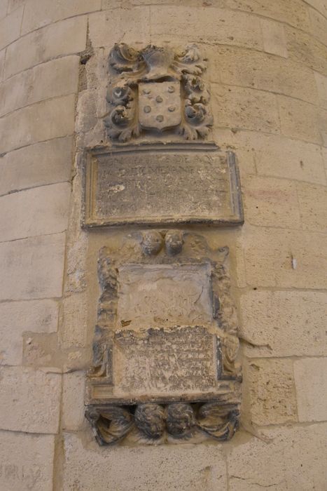 église Saint-Honorat, détail : plaques commémoratives