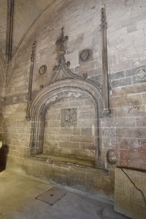 église Saint-Honorat, chapelle latérale nord, enfeu