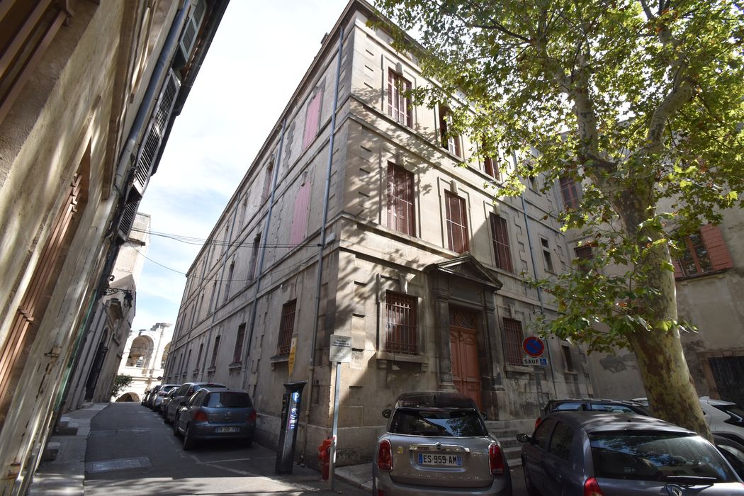 façades ouest sur la place Jacques-Henri-Lartigue et nord sur la rue Diderot