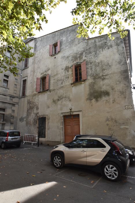 façade nord sur la place Jacques-Henri-Lartigue