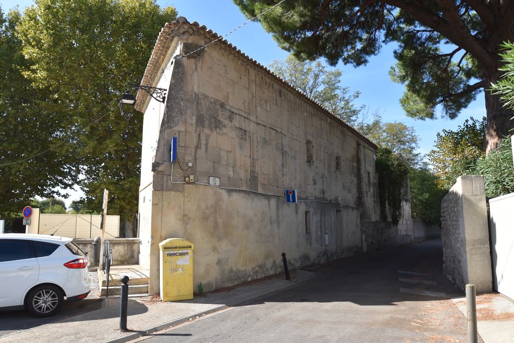 bâtiment situé le long de la rue de la Lone, façade est