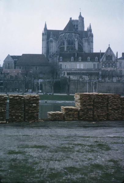 Abside depuis un quai de déchargement