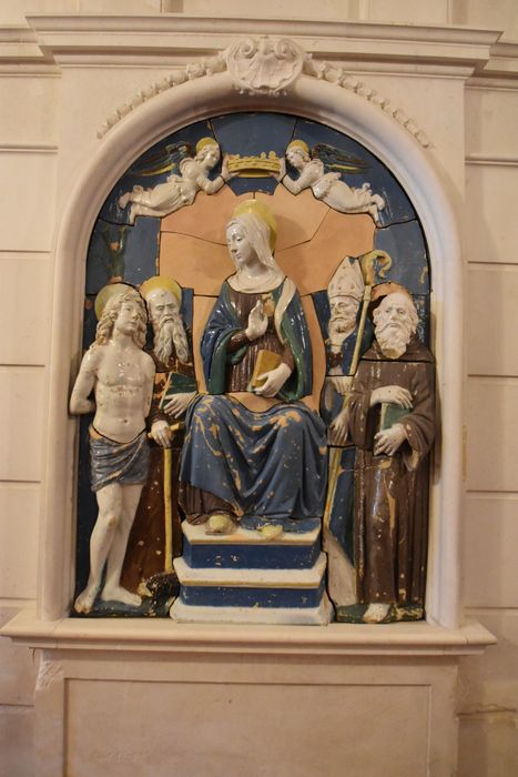 hall d’entrée, haut-relief : Vierge encadrée de quatre saints