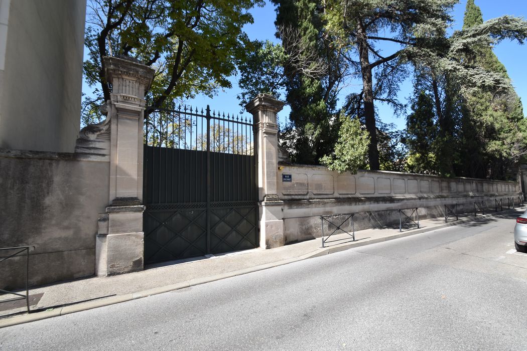 portail d’accès est sur la rue Briçonnet au jardin