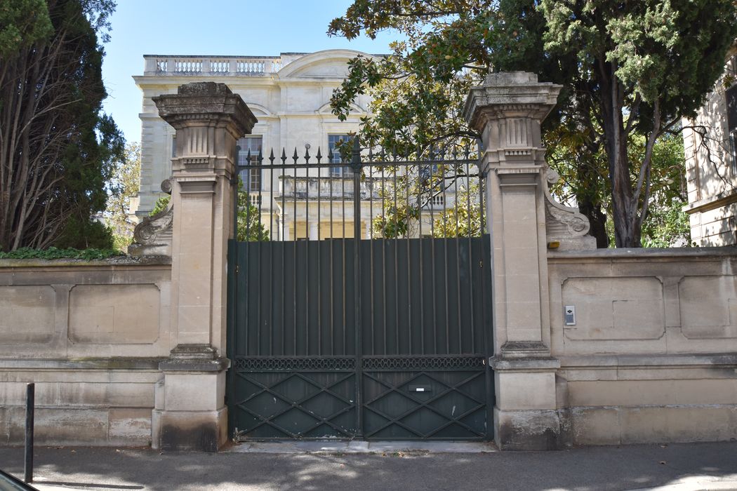 portail d’accès est sur la rue Briçonnet à la cour