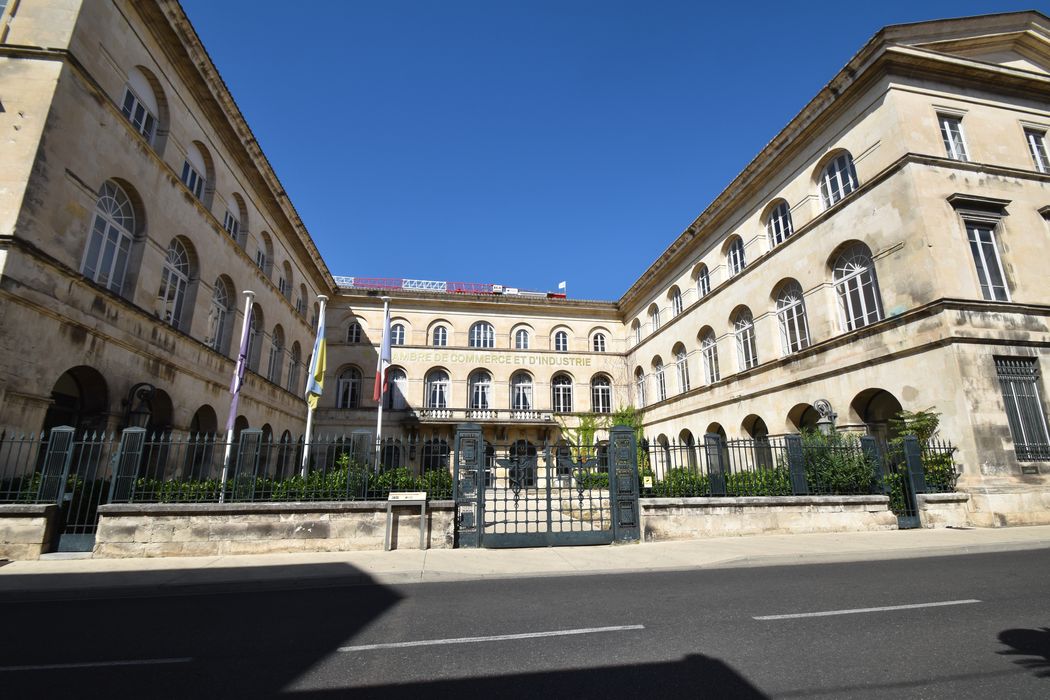 vue générale des façades autour de la cour d’honneur depuis la rue de la République