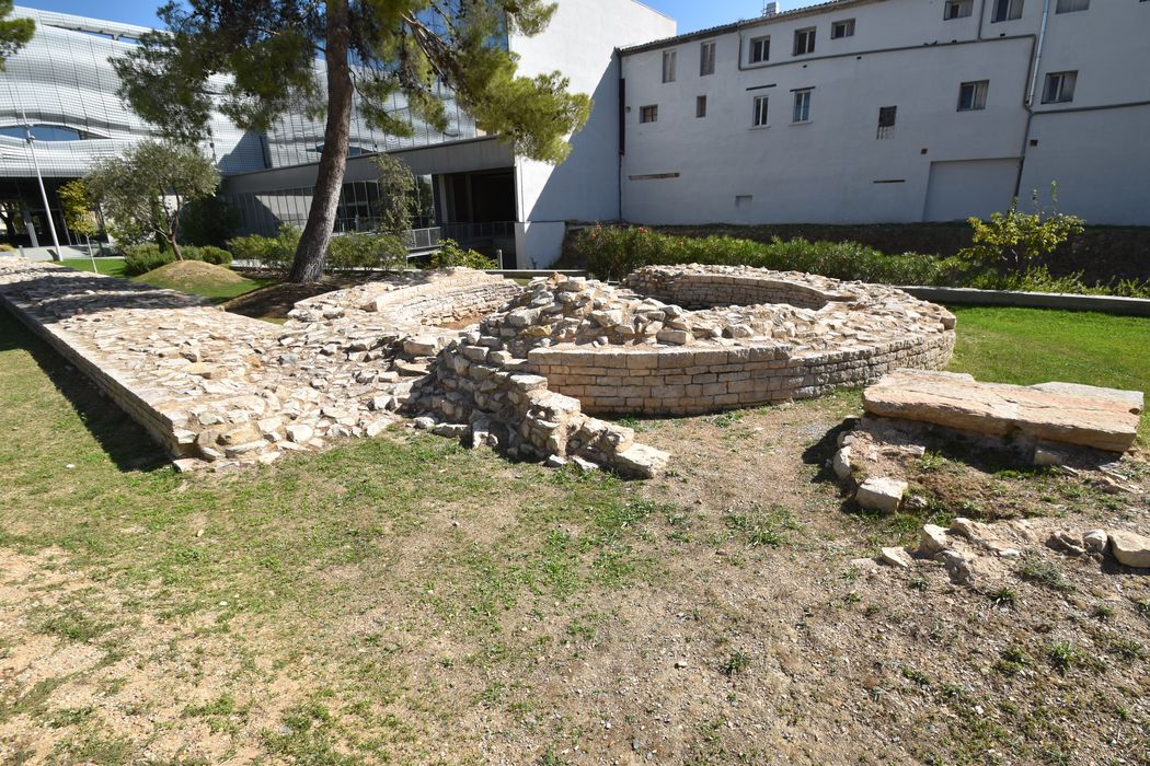 vue partielle des vestiges dans le jardin de la Romanité