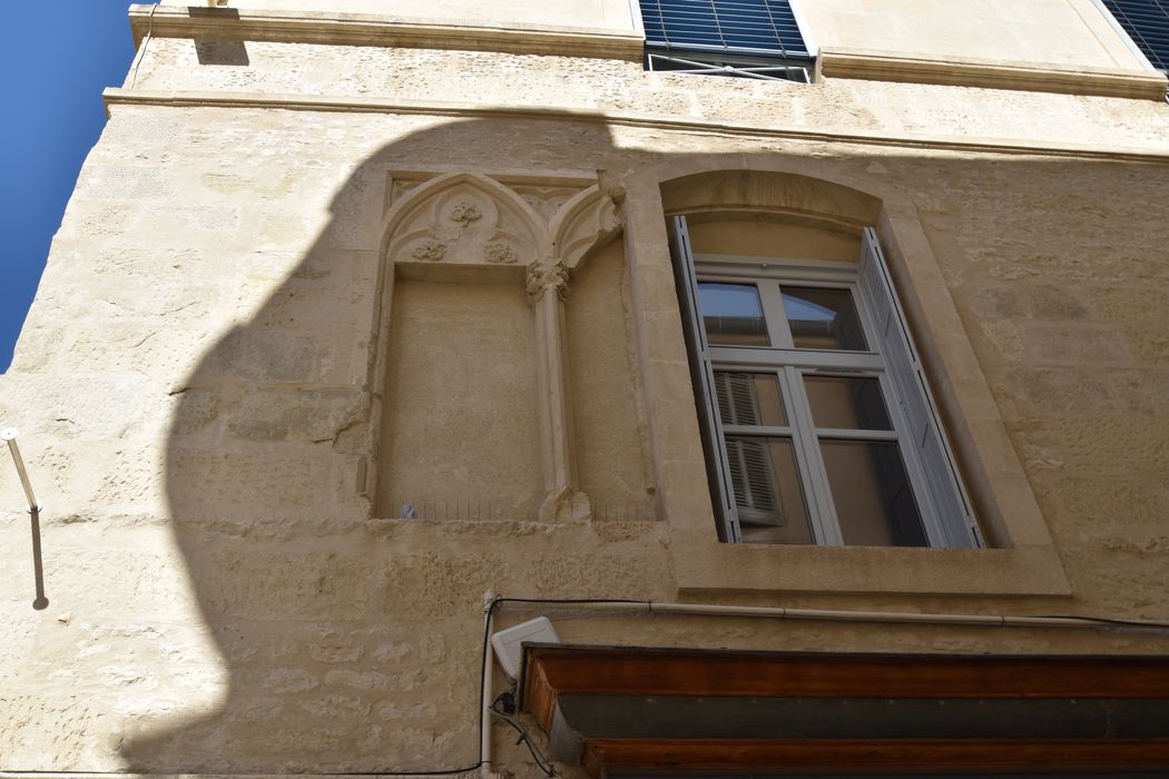 façade sur la rue de l’Horloge, 1er étage, anciennes baies