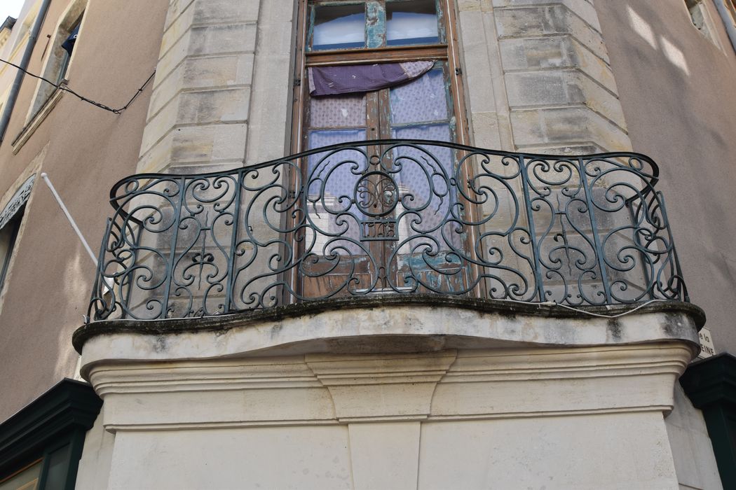 façade, détail du balcon du 1er étage