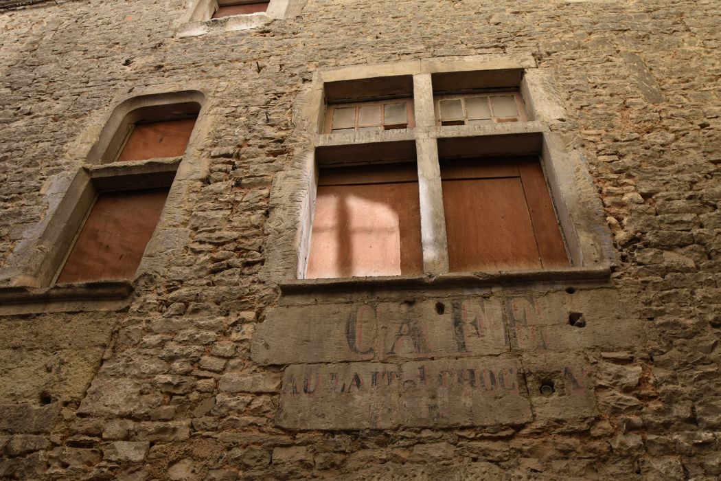 façade sur la rue Louis Raoul, détail de deux fenêtres à meneaux au 1er niveau