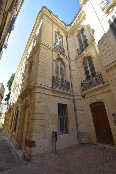 façade latérale sur rue