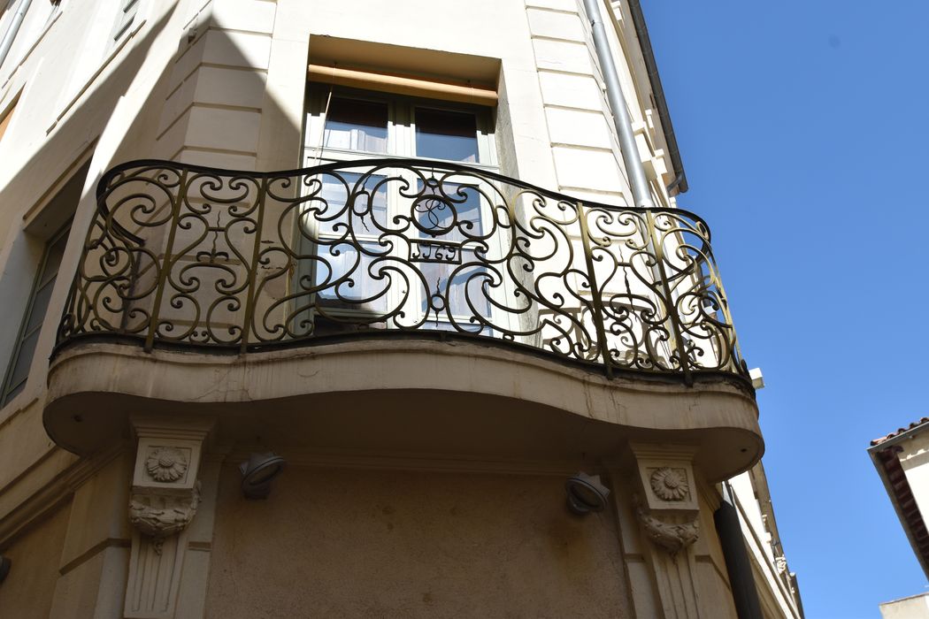 façade sur rue, détail du balcon du 1er étage