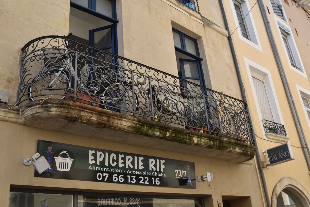 façade sur rue, balcon du 1er étage