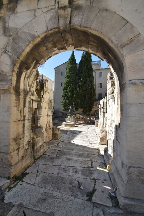 vue partielle des vestiges depuis la place Gabriel Péri