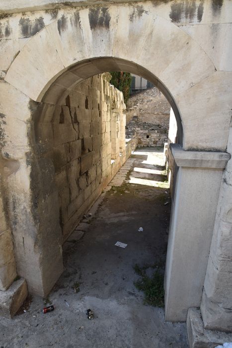 vue partielle des vestiges depuis la place Gabriel Péri