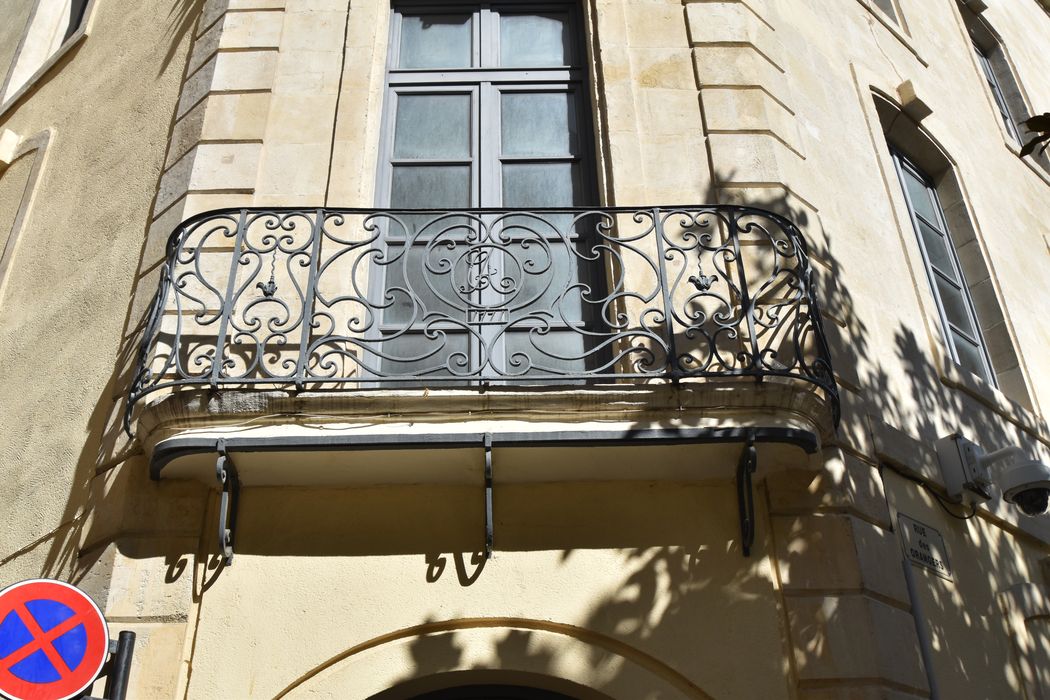 façade sur rue, détail du balcon du 1er étage